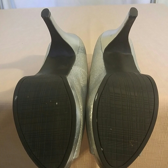 RAMPAGE Peep Toe Silver Heels Size 8MM - Picture 4 of 4