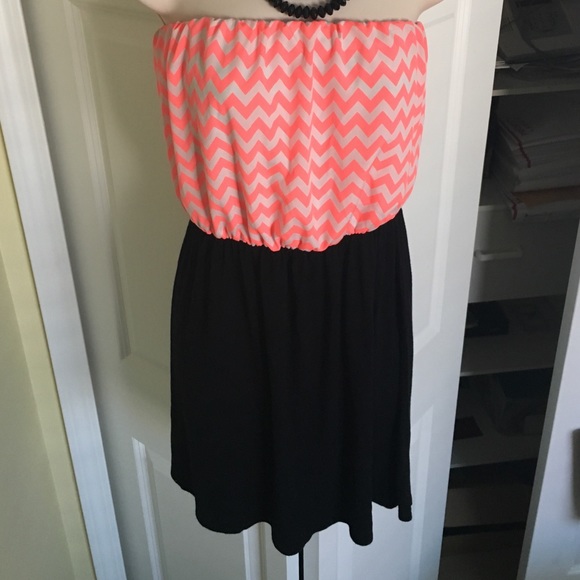 Hot pink and black tube dress - Picture 2 of 2