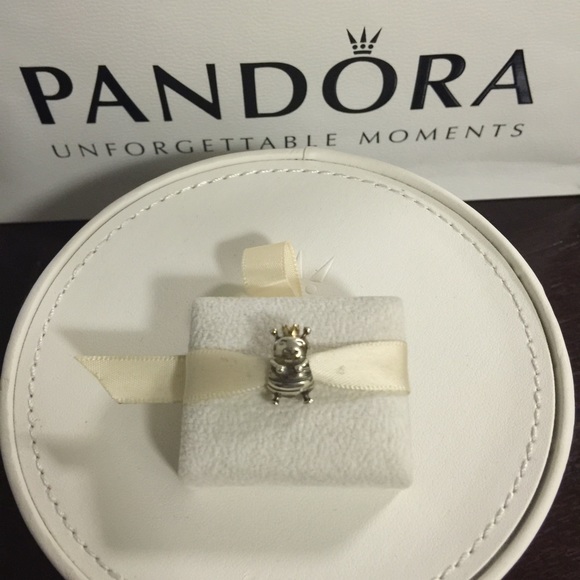 Queen bee Pandora charm