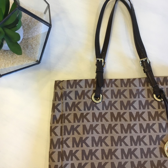 🛍 SOLD 🛍 Michael Kors Signature Tote