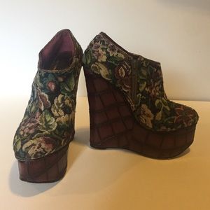 Bucco wedges, size 5 1/2
