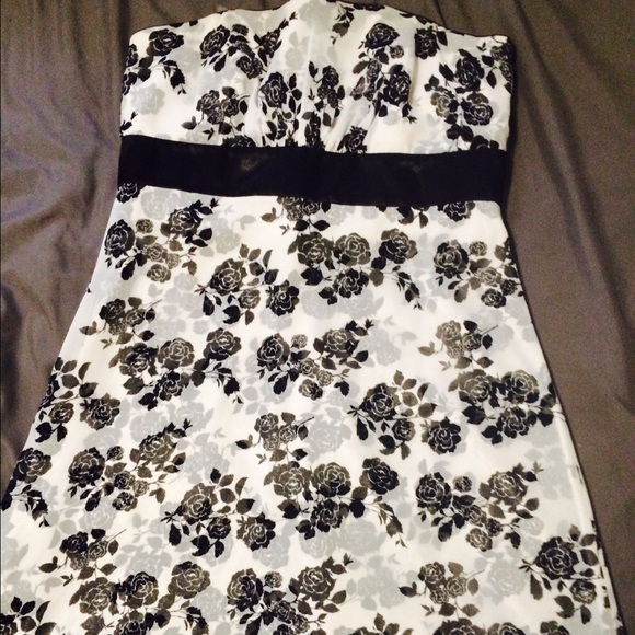 Beautiful White House black market strapless dress