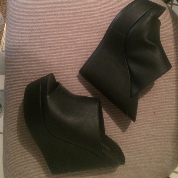 Platform peep toe mules