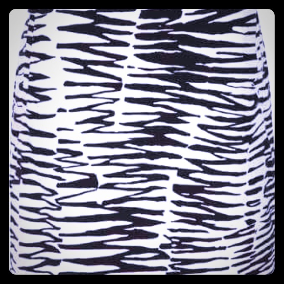 BANANA REPUBLIC skirt. Sexy and flirty! - Picture 1 of 4