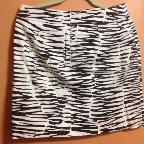 BANANA REPUBLIC skirt. Sexy and flirty! - Picture 2 of 4