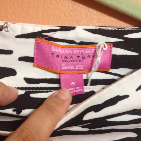 BANANA REPUBLIC skirt. Sexy and flirty! - Picture 3 of 4