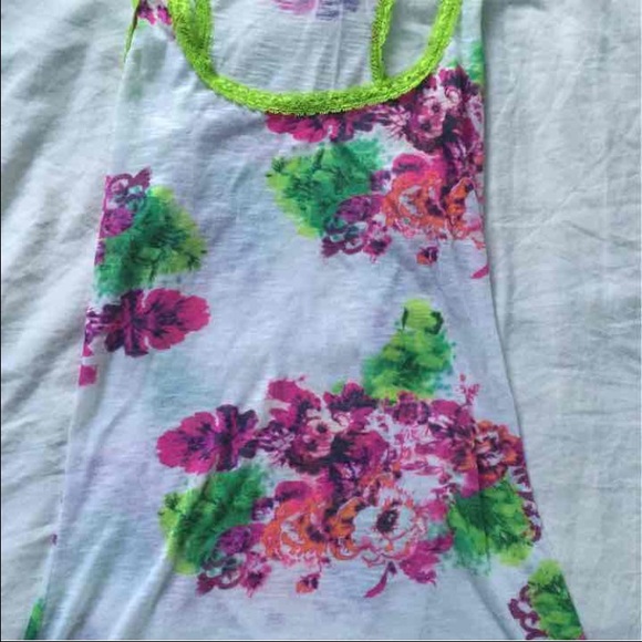 Floral tank - Picture 2 of 2
