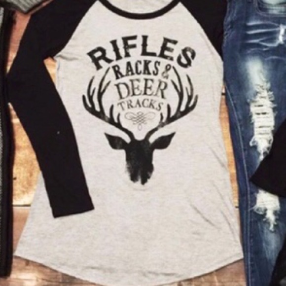 • Deer Tracks Graphic Top • - Picture 4 of 4