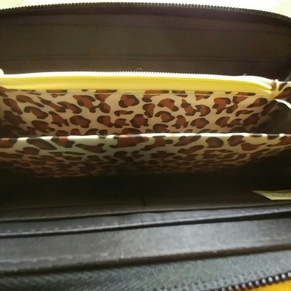 MAGAZINE MEDIA PRINT WALLET/ WRISTLET - Picture 4 of 4