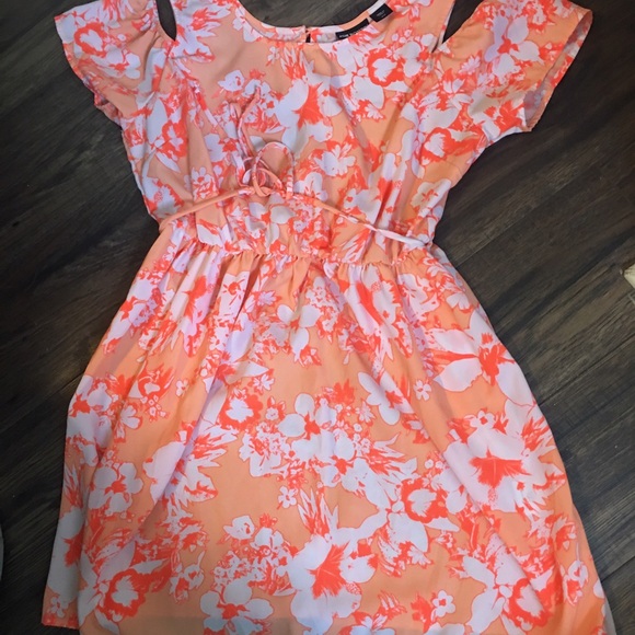 Dress with off shoulder sleeves