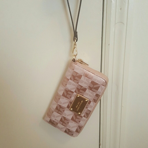 Micheal kors wristlet