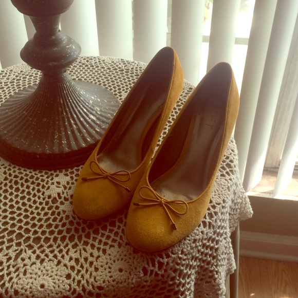 LOFT Brand mustard heels!