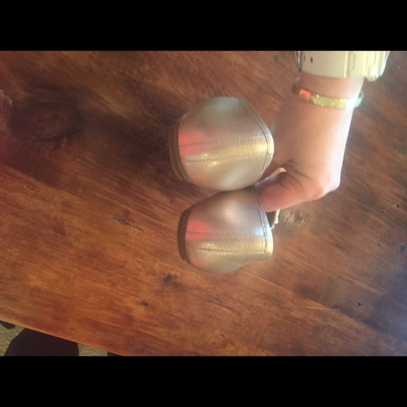 Beautiful Elaine Turner Gold Flats - Picture 3 of 4