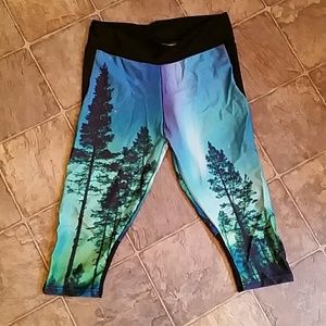 NWOT Northern Lights/Forest Workout Capris