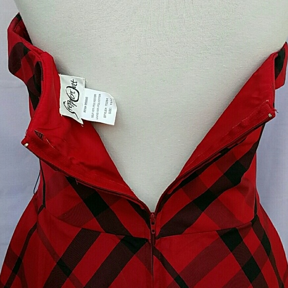 Retro Vibe Strapless Dress - Picture 4 of 4