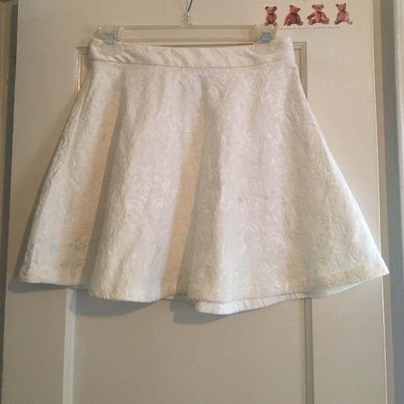 white short skirt with flower detailing - Picture 1 of 2