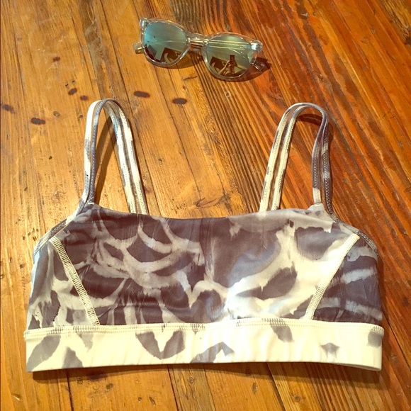 Lululemon straight up bra grey/cream print. Size 4
