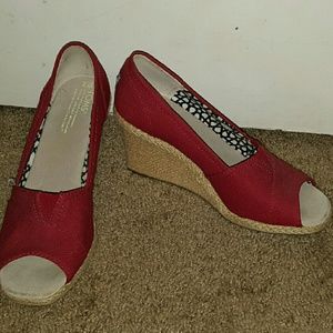 Toms red wedges