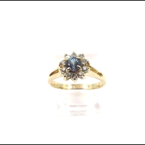 14k Yellow Gold Women's FlowerRingBlue Topaz