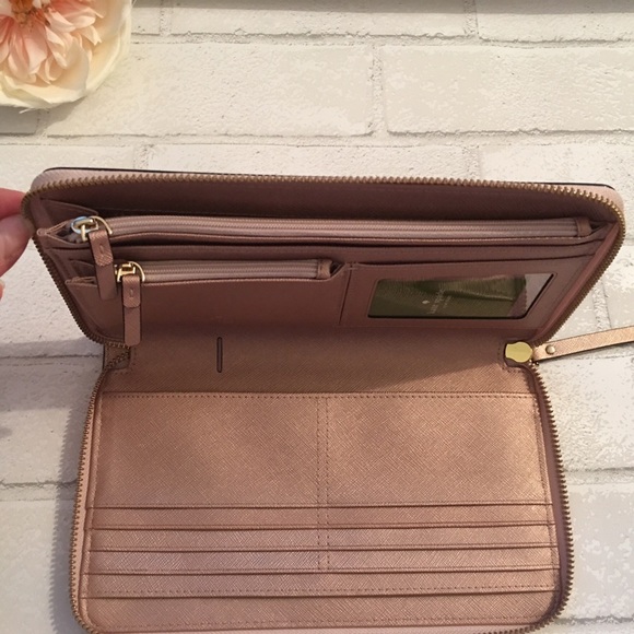 5⭐️ Kate Spade Large Travel Wallet in Rose Gold - Picture 3 of 4