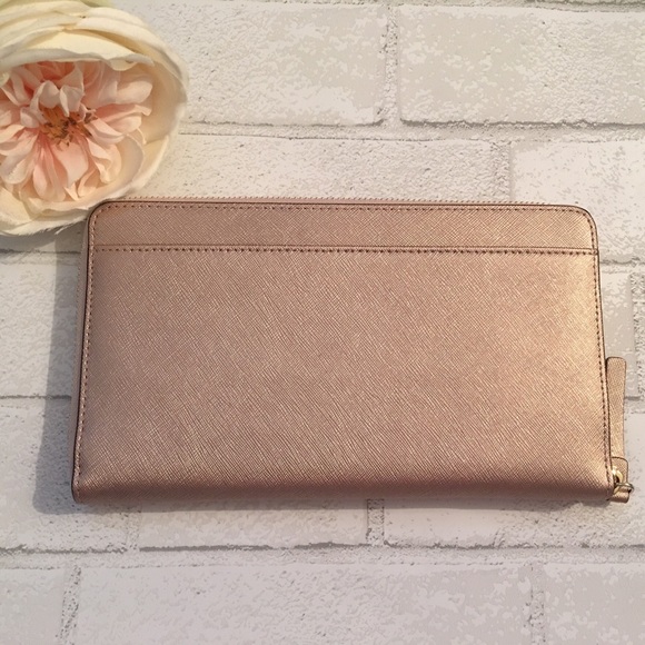 5⭐️ Kate Spade Large Travel Wallet in Rose Gold - Picture 4 of 4