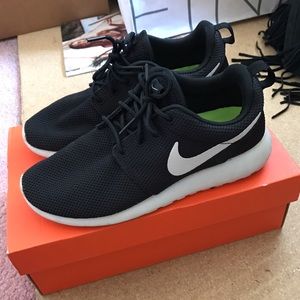 Nike Roshe (Black/White)