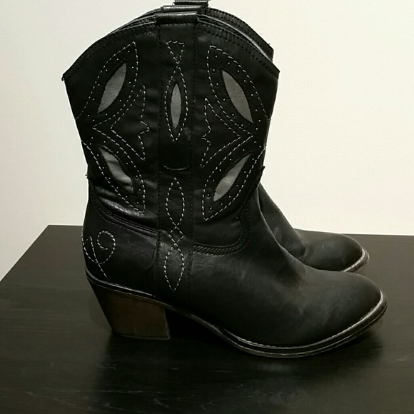 FINAL PRICE: Black Cowboy Boots 🎉🎀