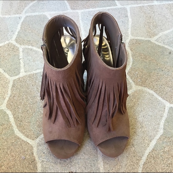 🎉HP 10/11🎉 Carlos Santana Jasper Fringe Booties - Picture 3 of 4