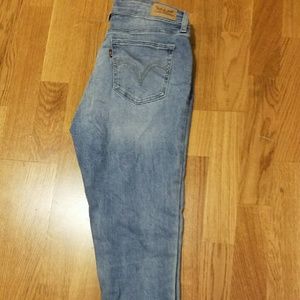 Light Wash Levi Skinny Jeans