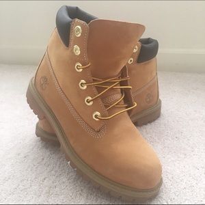 NEW!! Women's Timberland boots (Size 7)