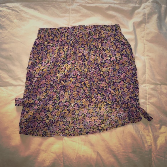 Floral skirt with ties at the top