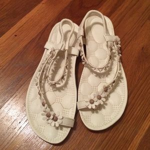 White sandal with daisys