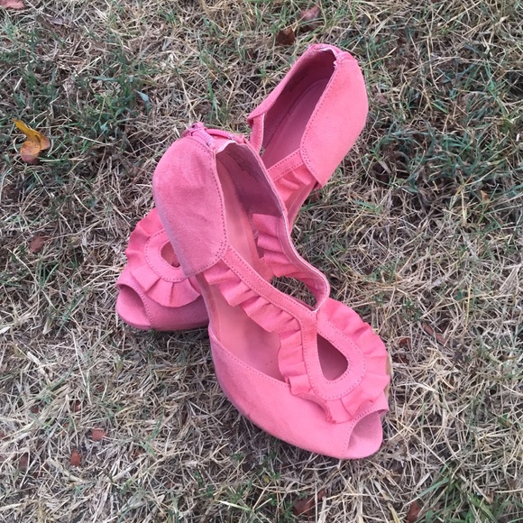 Heele - Picture 1 of 2