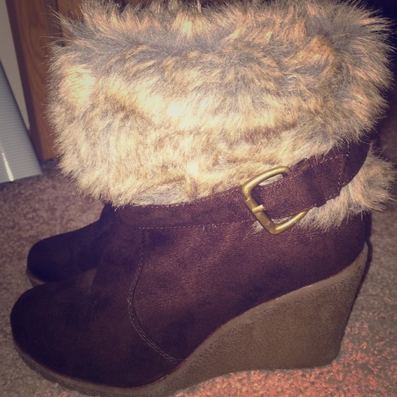 *SOLD* Fluffy wedge boots