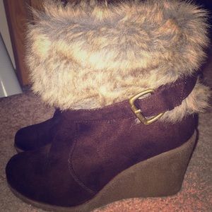 *SOLD* Fluffy wedge boots