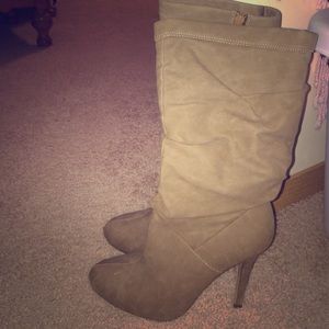 *SOLD* Adorable tan boots!