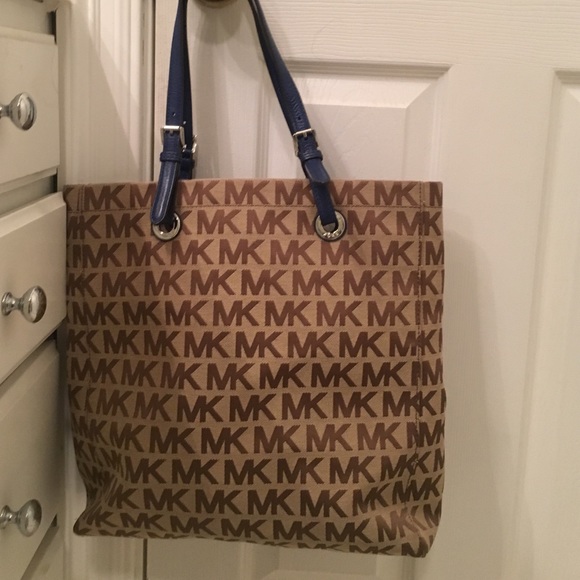 Michael Kors Purse!! In great condition!