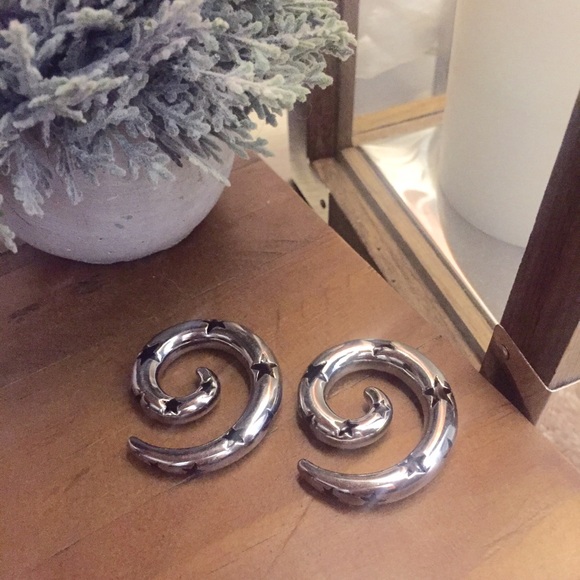 2 (6mm) swirly metal gauge with black star design