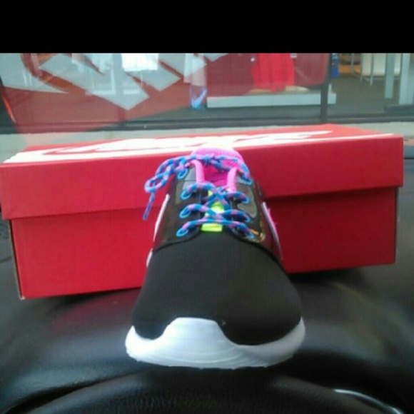 KIDS NEW IN BOX BLACK & PINK NIKE ROSHE ONE SHOES - Picture 3 of 4