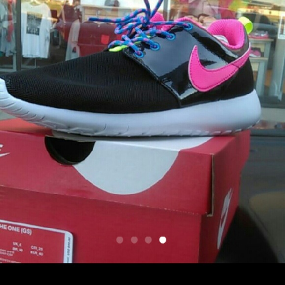 KIDS NEW IN BOX BLACK & PINK NIKE ROSHE ONE SHOES - Picture 4 of 4