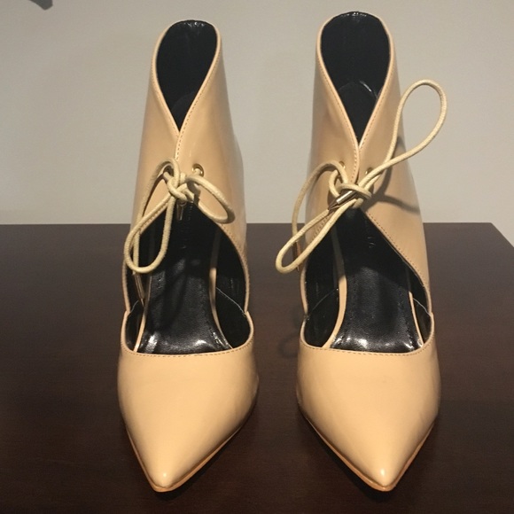 Nude patent leather pointed toe heel
