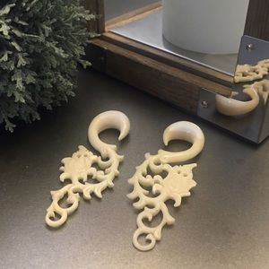 00 (10mm) Urban Star's ornate buffalo bone gauge