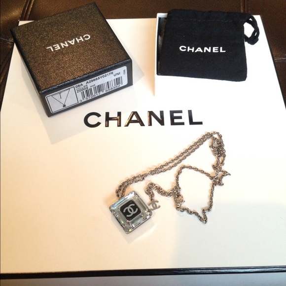 🌸Sold🌸 Authentic Chanel CC Necklace - Picture 2 of 4