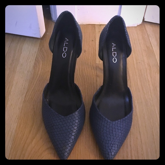 Pointed navy heels
