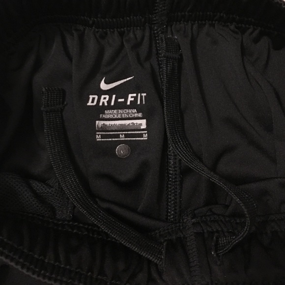 Nike dry fit shorts. Boys medium - Picture 4 of 4