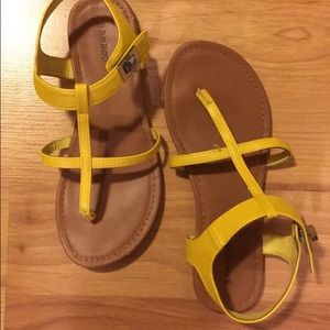 Yellow sandals with clasp