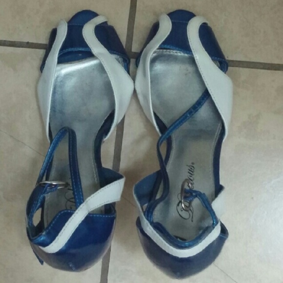 *Sold* Retro blue heels - Picture 2 of 4