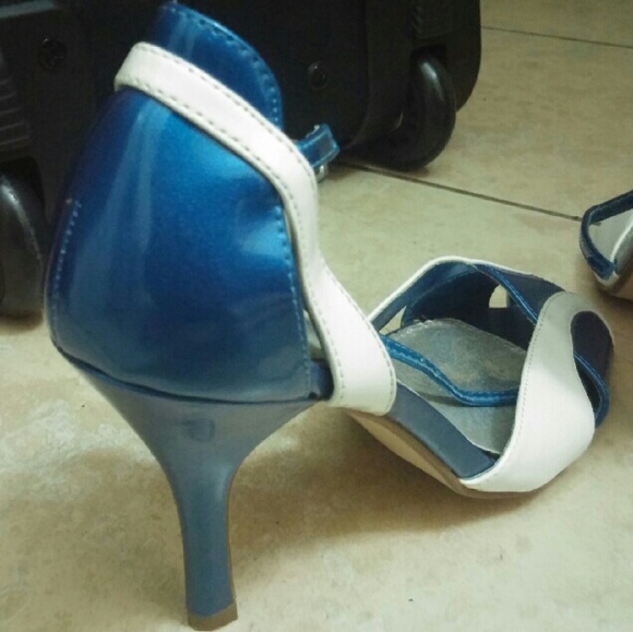 *Sold* Retro blue heels - Picture 3 of 4