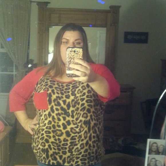 Super comfy leopard raglan tee