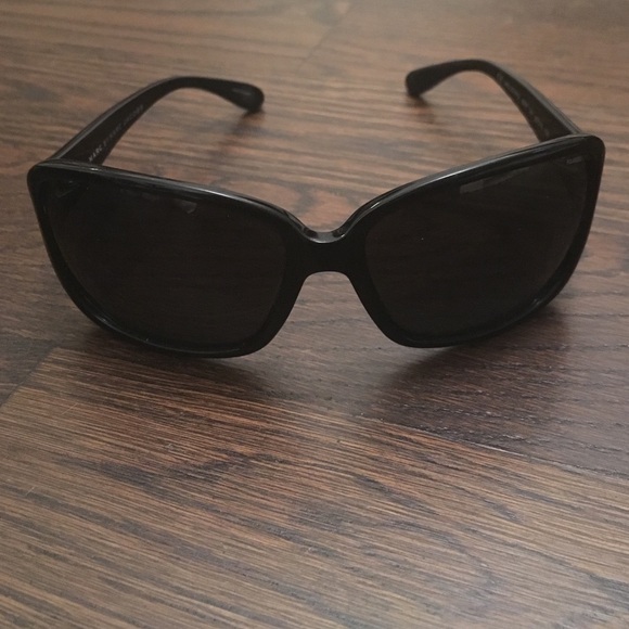 Black Marc Jacobs sunglasses l